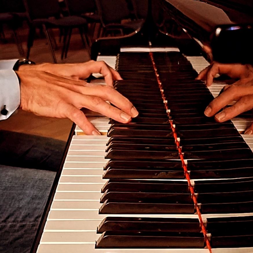 Mains au piano – Code Rouge